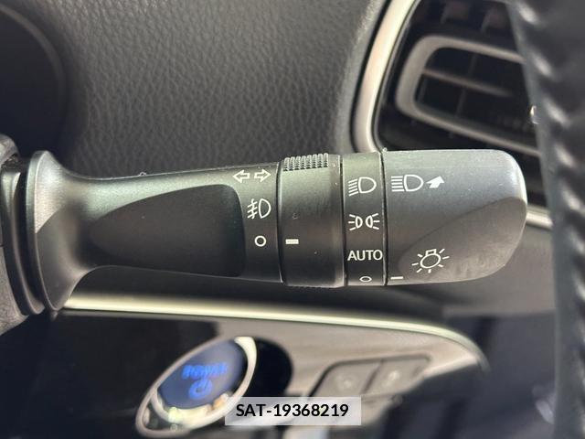 Toyota PRIUS 2017-05 7935629-11