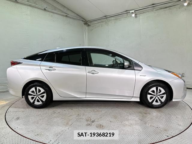 Toyota PRIUS 2017-05 7935629-14