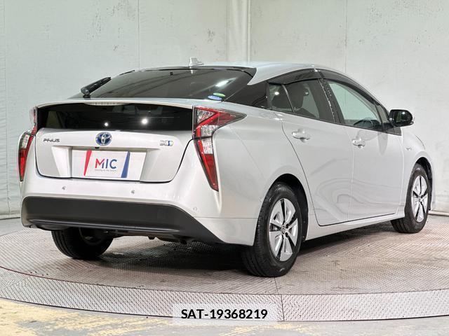 Toyota PRIUS 2017-05 7935629-16