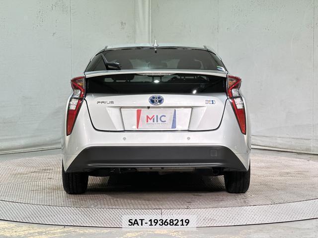 Toyota PRIUS 2017-05 7935629-17