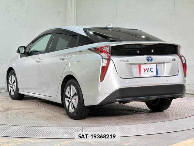 Toyota PRIUS 2017-05 7935629-18