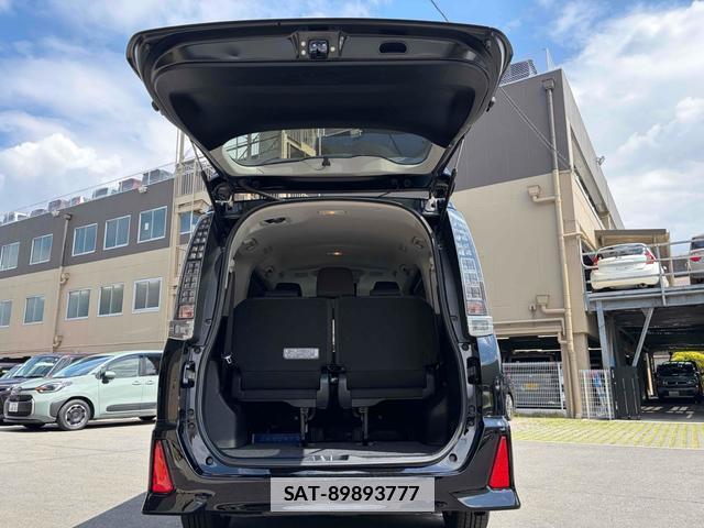 Toyota VOXY 2016-12 7933951-17
