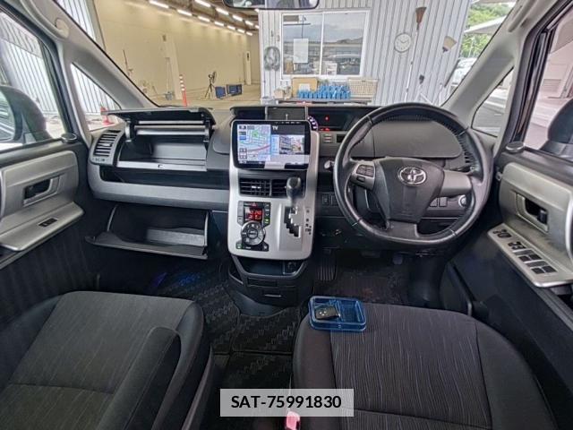 Toyota VOXY 2010-05 7934965-2
