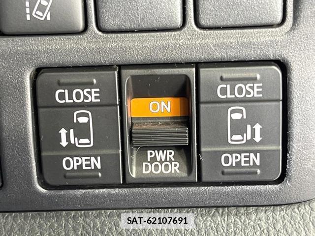 Toyota VOXY 2018-03 7935238-4