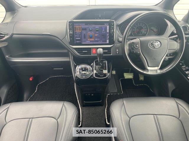 Toyota VOXY 2018-02 7935348-1
