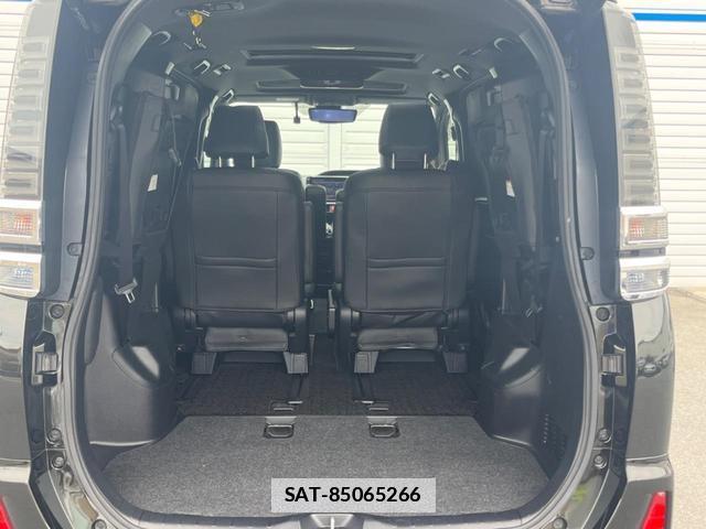 Toyota VOXY 2018-02 7935348-10