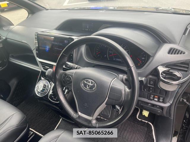 Toyota VOXY 2018-02 7935348-11