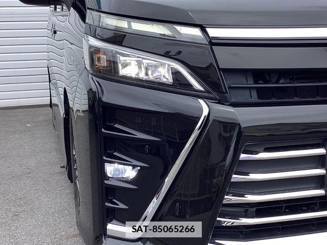 Toyota VOXY 2018-02 7935348-12