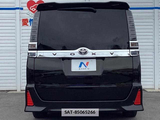 Toyota VOXY 2018-02 7935348-15