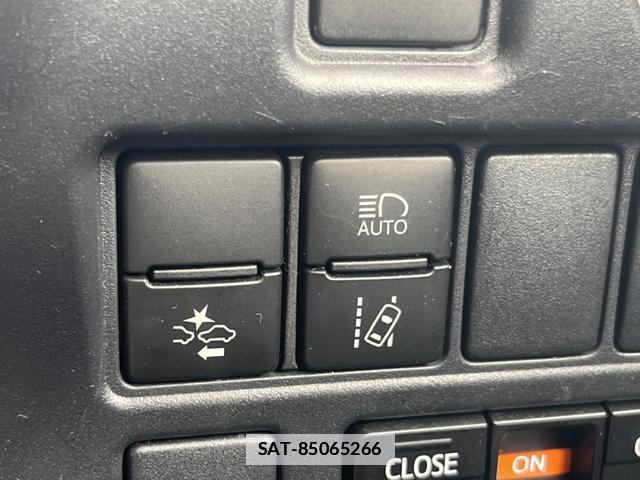 Toyota VOXY 2018-02 7935348-6