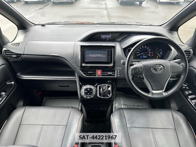 Toyota VOXY 2021-03 7935786-1