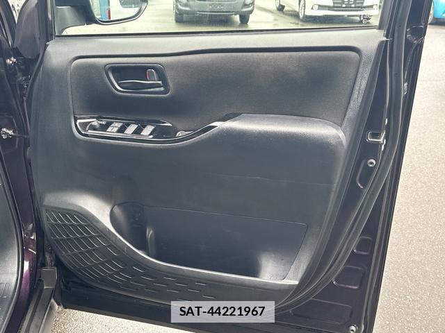 Toyota VOXY 2021-03 7935786-15