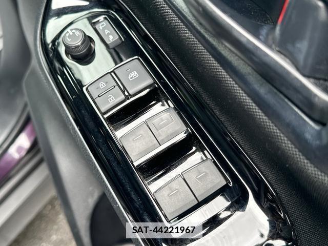 Toyota VOXY 2021-03 7935786-16
