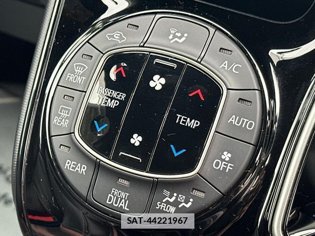 Toyota VOXY 2021-03 7935786-3
