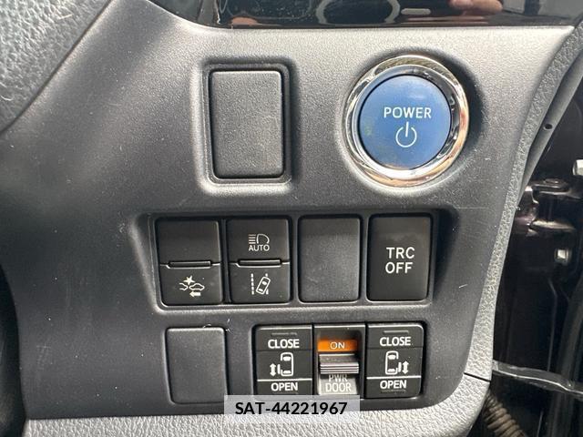 Toyota VOXY 2021-03 7935786-4