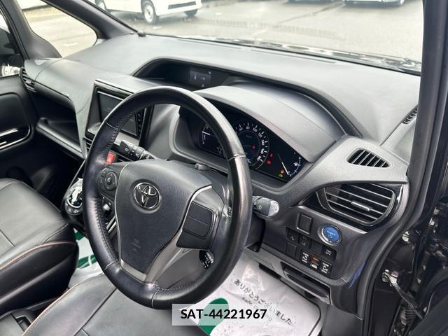 Toyota VOXY 2021-03 7935786-7