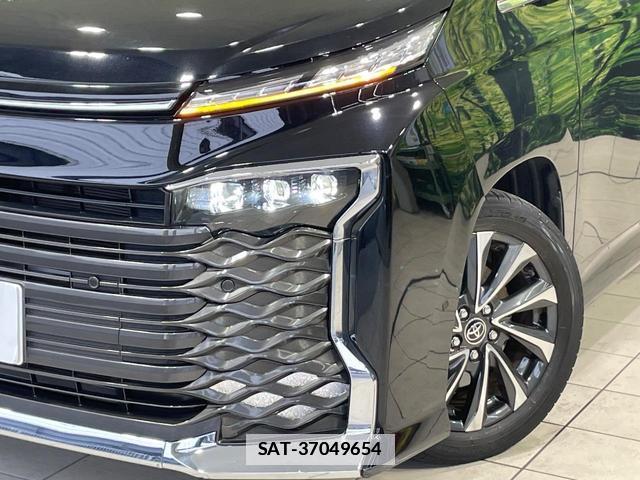 Toyota VOXY 2022-11 7935937-12
