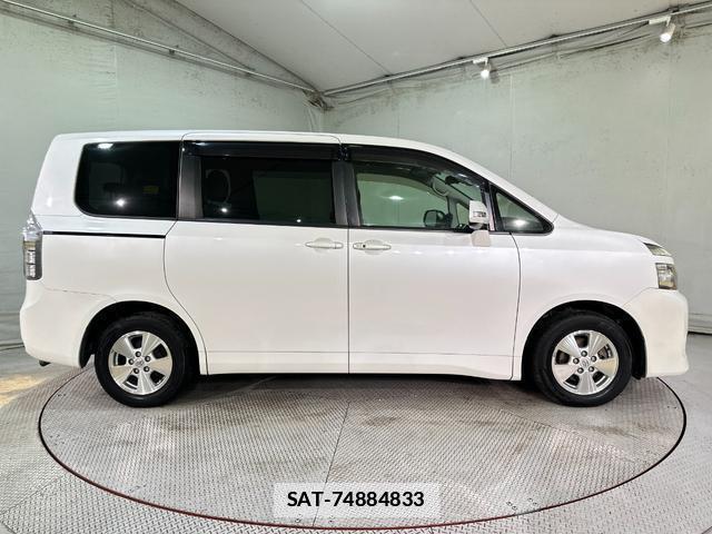 Toyota VOXY 2013-05 7936152-15