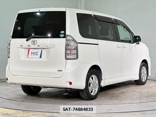 Toyota VOXY 2013-05 7936152-16