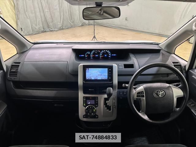 Toyota VOXY 2013-05 7936152-5