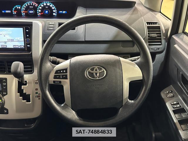 Toyota VOXY 2013-05 7936152-6