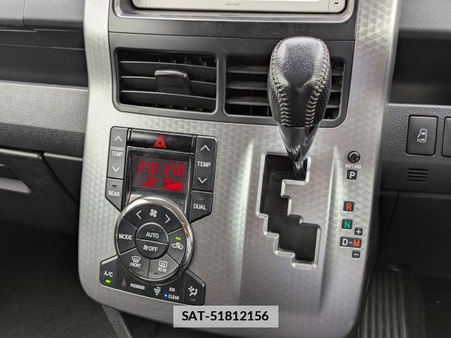 Toyota VOXY 2013-12 7936295-19