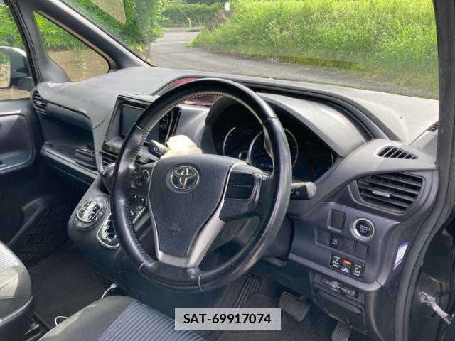 Toyota VOXY 2015-08 7936380-10