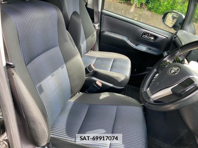 Toyota VOXY 2015-08 7936380-11