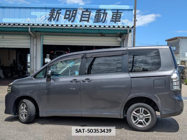Toyota VOXY 2012-10 7936994-11