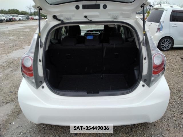 Toyota AQUA 2013-06 7962085-15