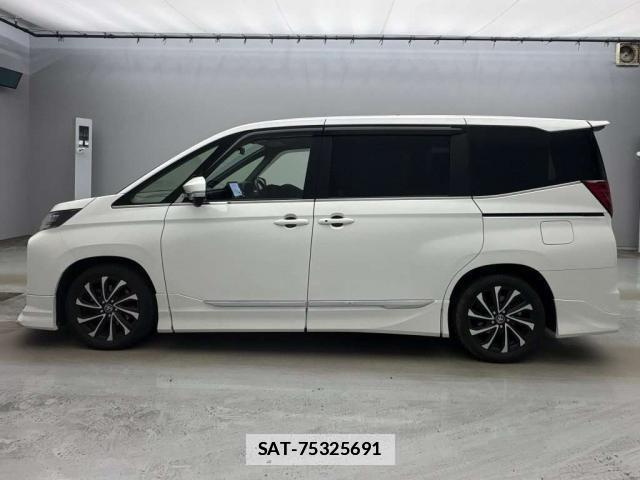Toyota NOAH 2023-07 7960857-11