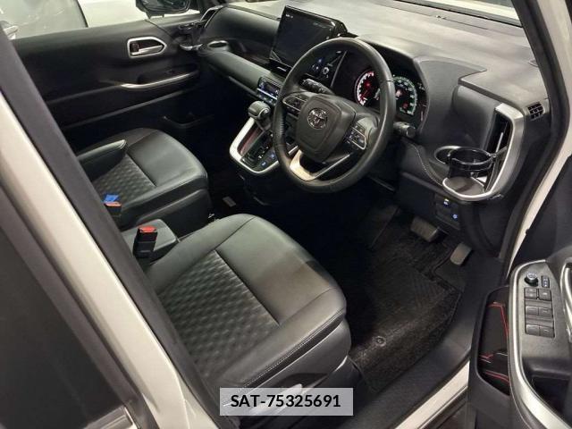 Toyota NOAH 2023-07 7960857-12