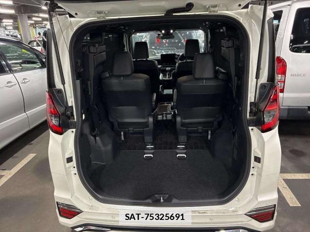 Toyota NOAH 2023-07 7960857-7