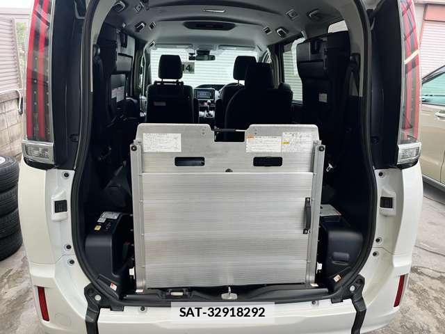 Toyota NOAH 2017-10 7961512-1