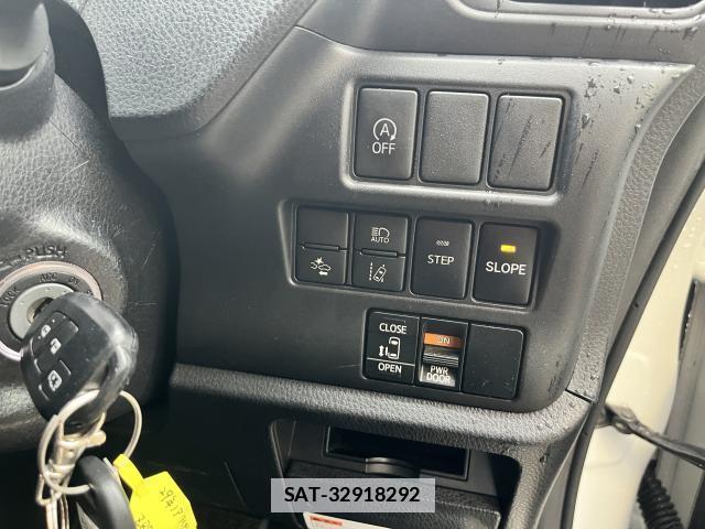 Toyota NOAH 2017-10 7961512-11