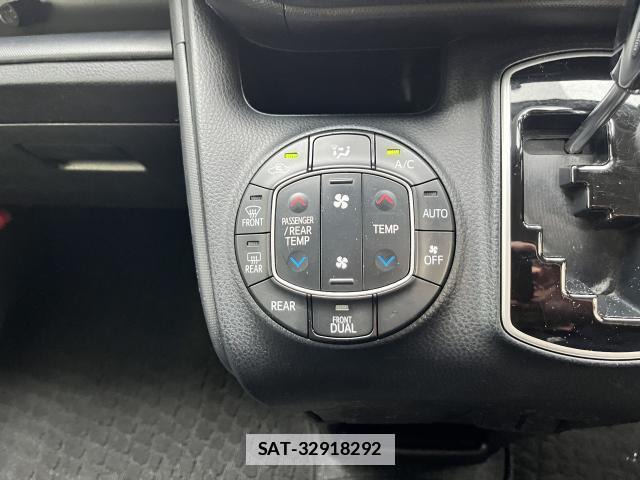 Toyota NOAH 2017-10 7961512-15