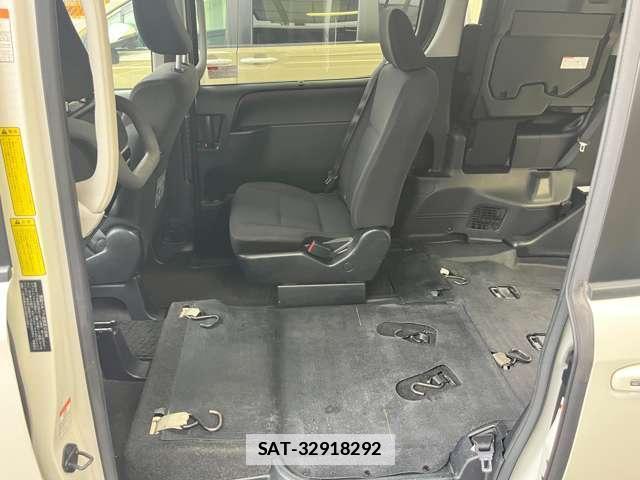 Toyota NOAH 2017-10 7961512-4