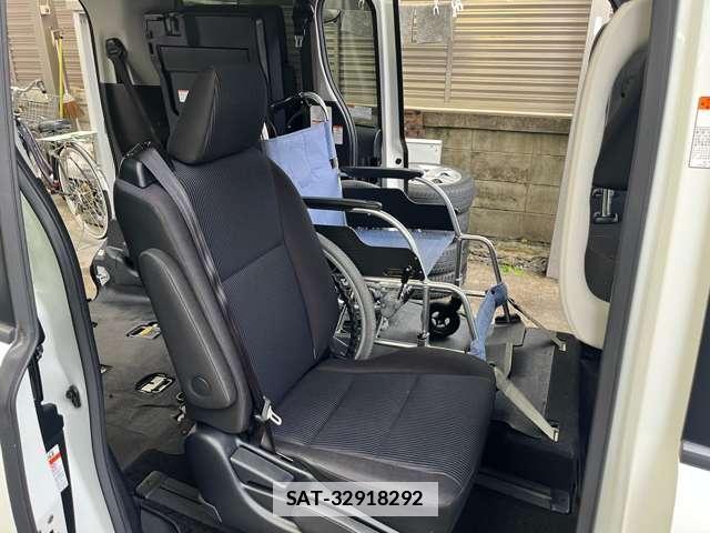 Toyota NOAH 2017-10 7961512-7