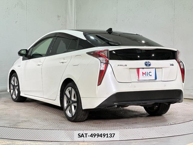 Toyota PRIUS 2018-09 7960197-16