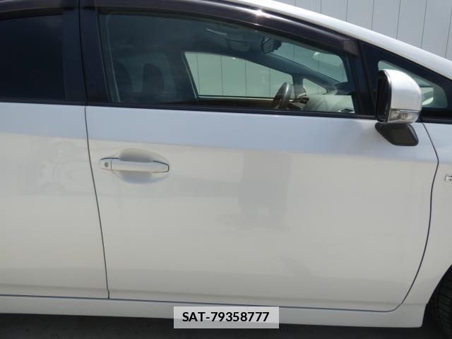 Toyota PRIUS 2013-04 7960540-12
