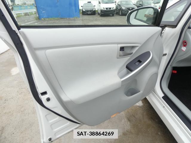 Toyota PRIUS 2012-07 7960541-19