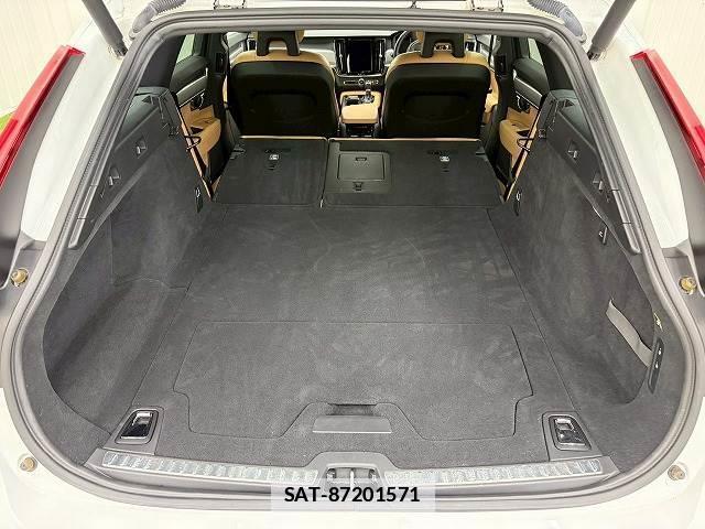 Volvo V90 2018-02 7960155-10