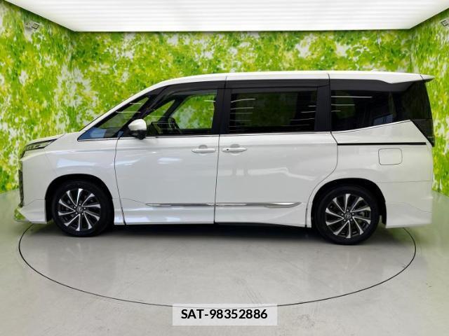 Toyota VOXY 2023-05 7959597-1