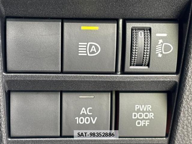 Toyota VOXY 2023-05 7959597-15