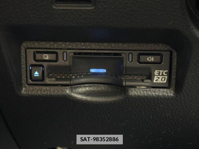 Toyota VOXY 2023-05 7959597-16