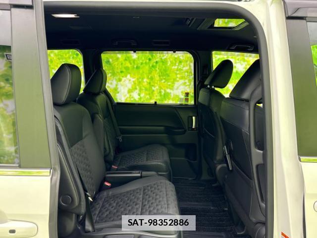 Toyota VOXY 2023-05 7959597-4