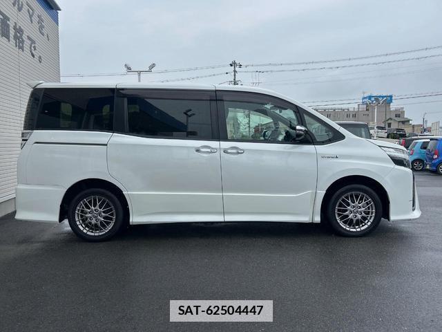 Toyota VOXY 2018-06 7959704-17