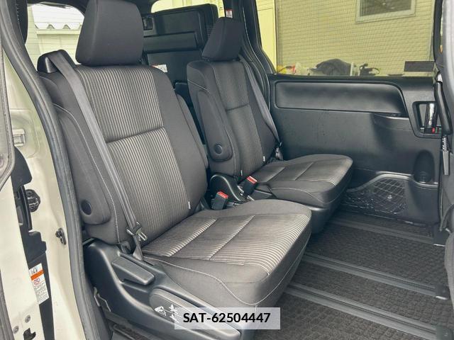 Toyota VOXY 2018-06 7959704-8