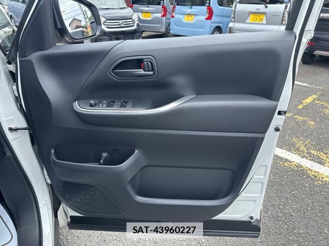 Toyota VOXY 2023-06 7960023-18