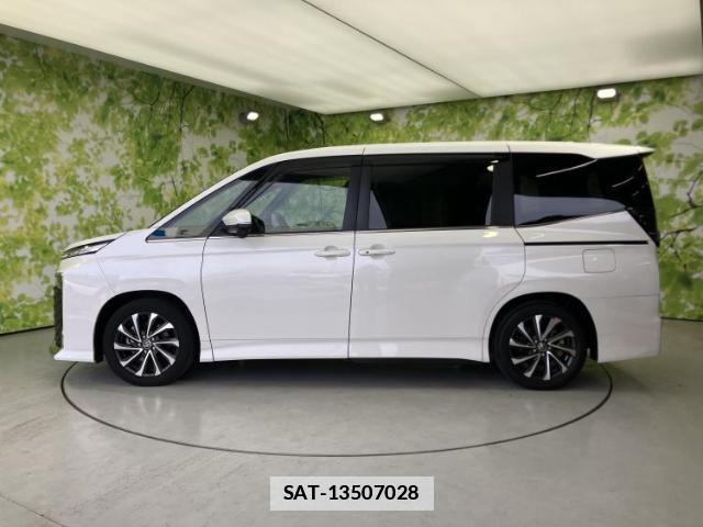 Toyota VOXY 2022-07 7962941-1